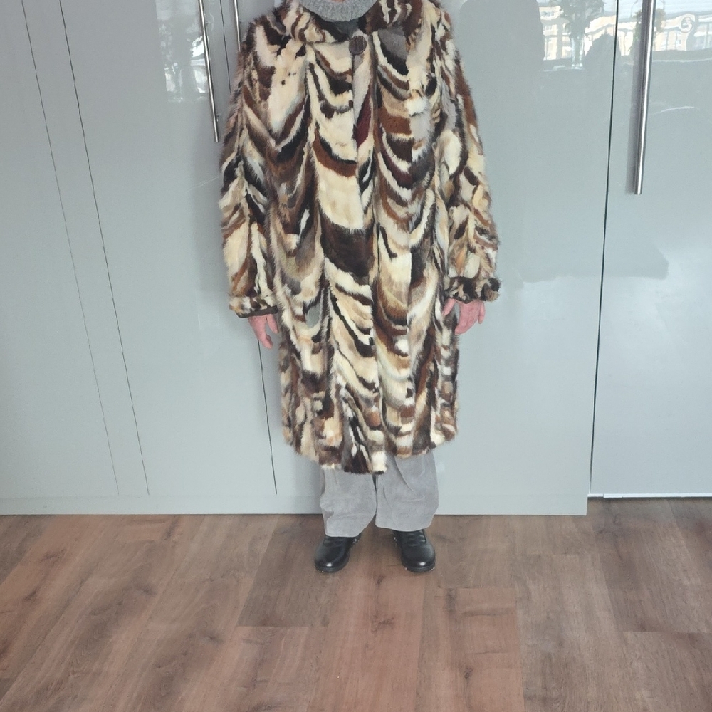Elegant Real Mink Fur Coat in Brown and Cream, New, Never been worn.
